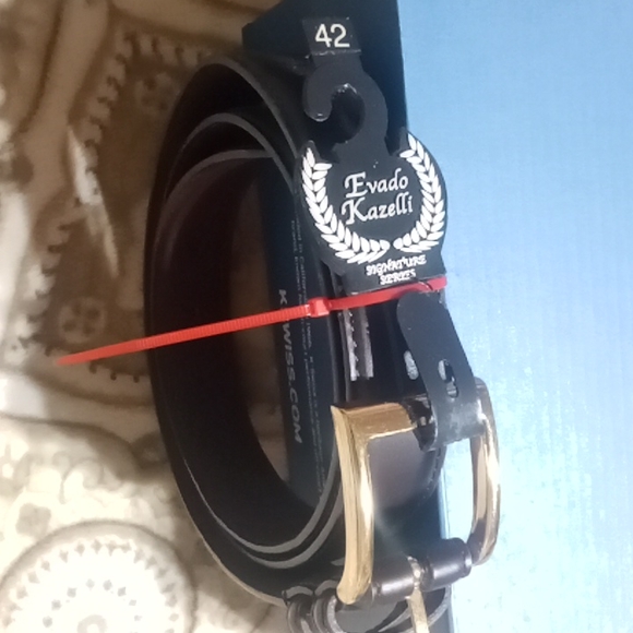 One pair of 9.5 brand new never worn kswiss sneakers - Picture 3 of 4